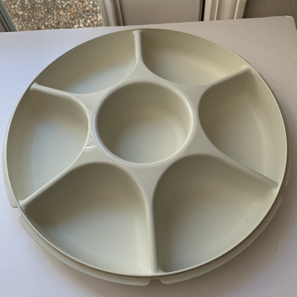 Vintage Tupperware large divided vegetable/chip & Dip tray with Lid. White. - Picture 1 of 6